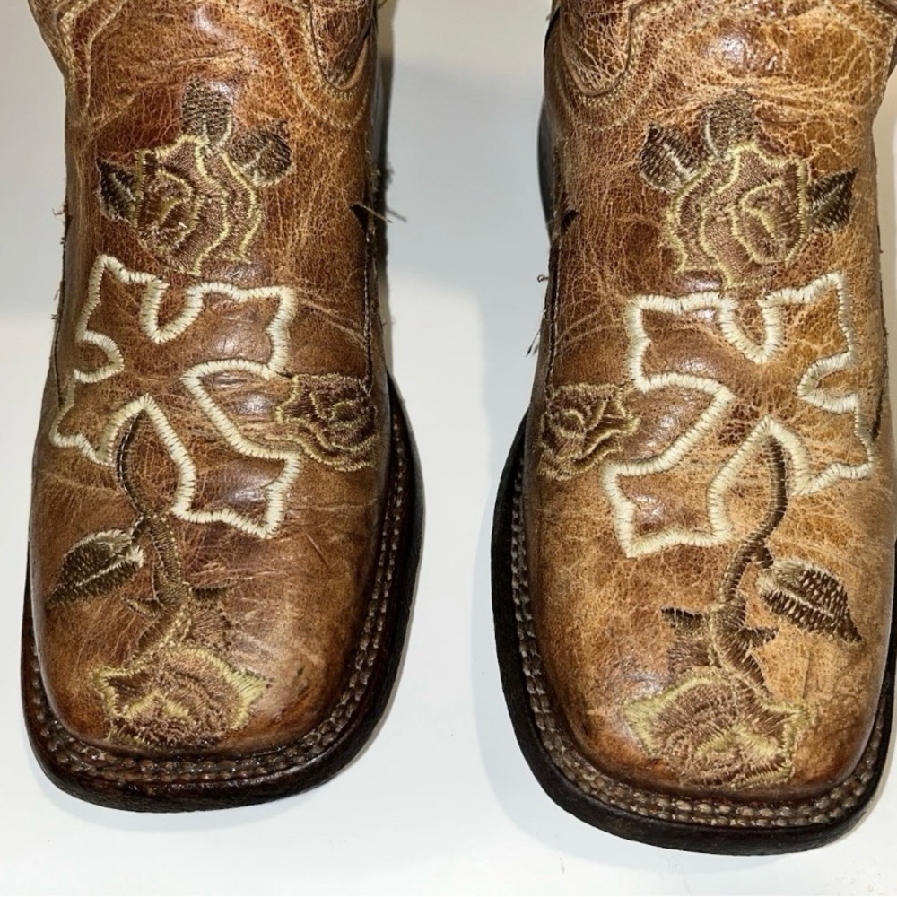 Ferrini Italia Women’s Boots Distressed Floral Cross Size 6B Style 8109315